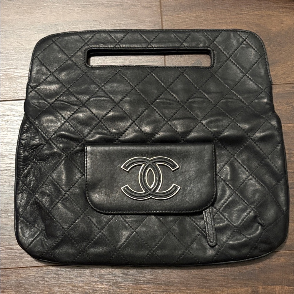 Chanel Hamptons Foldover Clutch Black Quilted Leather Handbag - Picture 2 of 16